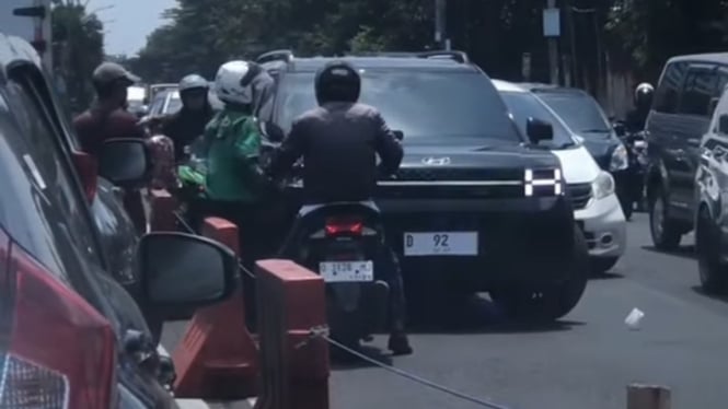 Viral Hyundai Santa Fe dan pemotor lawan arah 