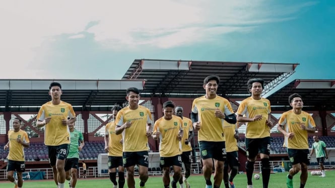 Pemain Persebaya melakukan latihan, Jumat 3 Januari 2025 (sumber: IG Persebaya) 