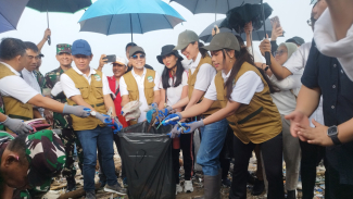 4 Menteri Bersama Warga Lakukan Aksi Bersih Sampah Kiriman di Pantai Kuta Bali