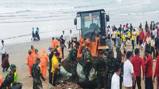 Aksi Bersih Pantai di Pantai Kuta, Bali.