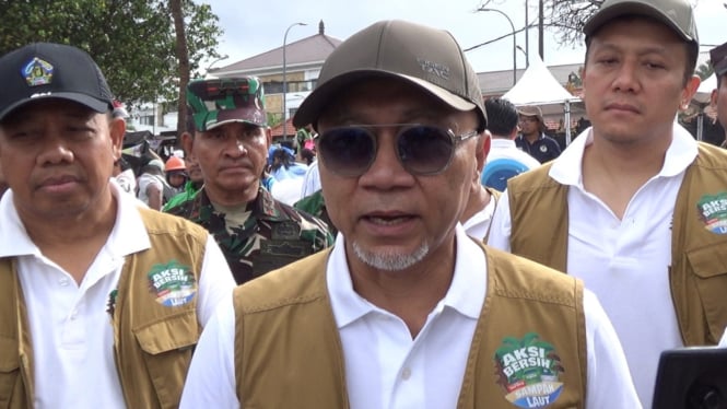 Menko Bidang Pangan Zulfikli Hasan saat aksi bersih-bersih sampah di Pantai Kuta