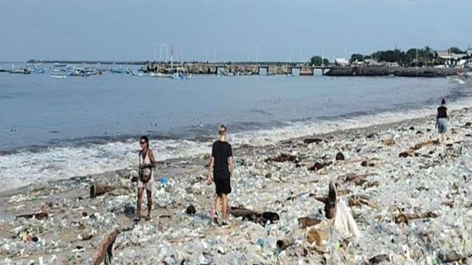 Kondisi Pantai Kedonganan Jimbaran yang dipenuhi sampah plastik