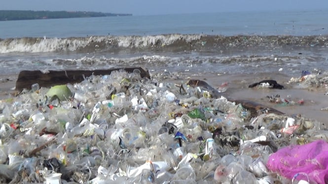 Kondisi Pantai Kedonganan yang tertutup sampah plastik kiriman.