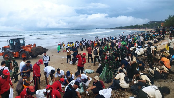 Aksi bersih-bersih sampah musiman di Pantai Kuta 