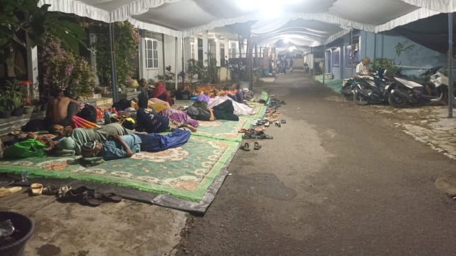 Varios porteadores de Abah Guru Sekumpul querían dormir frente a las casas de los residentes alrededor del lugar - Foto de Doc Faidur