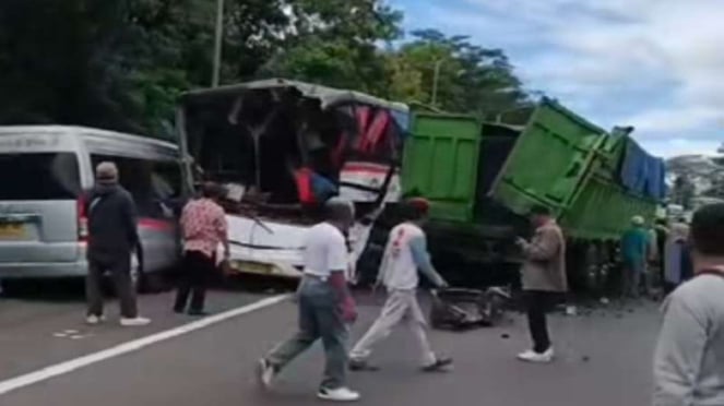 Kecelakaan beruntun di ruas Tol Cipularang arah Bandung