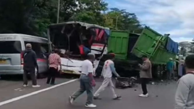 Kecelakaan beruntun di ruas Tol Cipularang arah Bandung