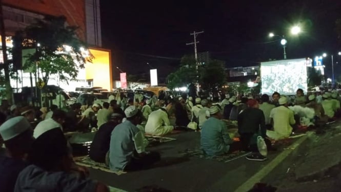 Pemandangan masyarakat yang mengikuti haul di sepanjang Jalan Ahmad Yani Banjarbaru - Foto Dok Faidur