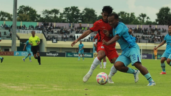 Pemain Persela adu body dengan pemain Persipal (Sumber: Istimewa)