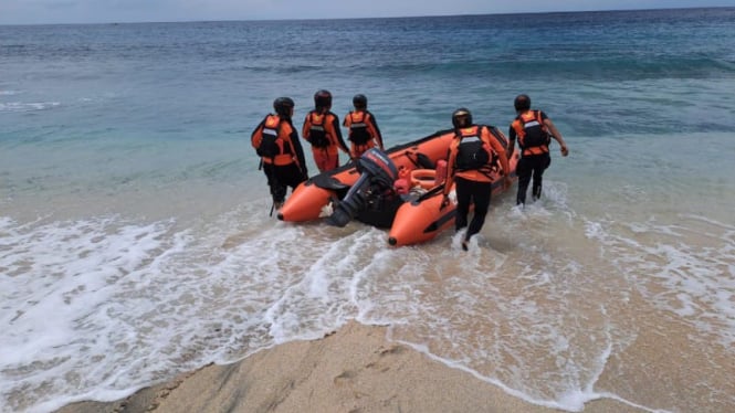 Tim SAR mencari korban tenggelam di Pantai Mangsit Lombok Barat (Satria)