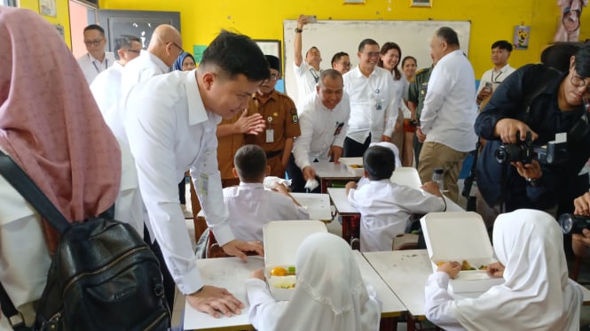 Direktur Utama Garuda Indonesia, Wamildan Tsani Panjaitan cek pendistribusian makan bergizi gratis