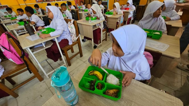 Makan bergizi gratis bagi siswa di Banda Aceh. VIVA/Dani Randi