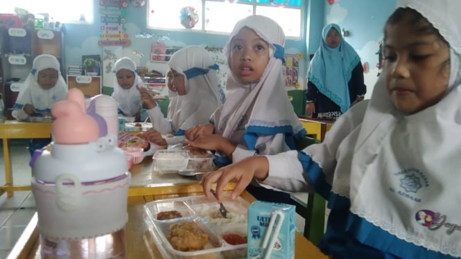 Pelajar Pondok Pesantren Al Azhaar Tulungagung menikmati makanan program MBG. (Foto: Madchan Jazuli/VIVA Jatim)