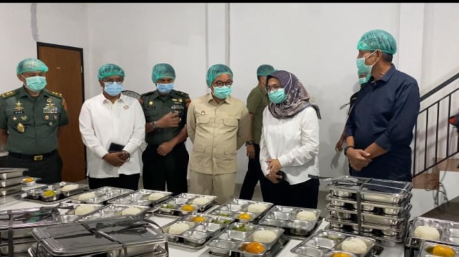 El gobernador de Lemhanas inspecciona los comederos gratuitos en Depok