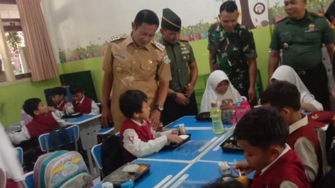 Ujicoba Makan Bergizi Gratis (MBG) di Kabupaten Lamongan. (Foto: Imron Saputra/VIVA Jatim)