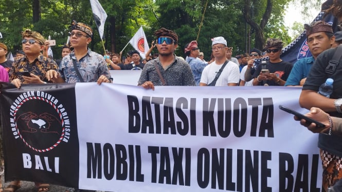 Aksi damai Forum Perjuangan Driver Pariwisata Bali di Wantilan DPRD Bali 