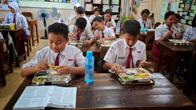 SDN 2 Los estudiantes de Malangjan comen comida MBG