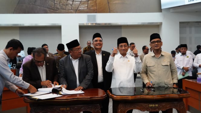 Menteri Agama Nasaruddin Umar Rapat Kerja dengan Komisi VIII DPR RI di Senayan