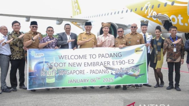 Gubernur Sumbar Mahyeldi menyambut kedatangan pesawat Scoot di Bandara Internasional Minangkabau