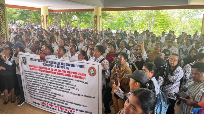 Para guru melakukan aksi demo di Jayapura, Papua 