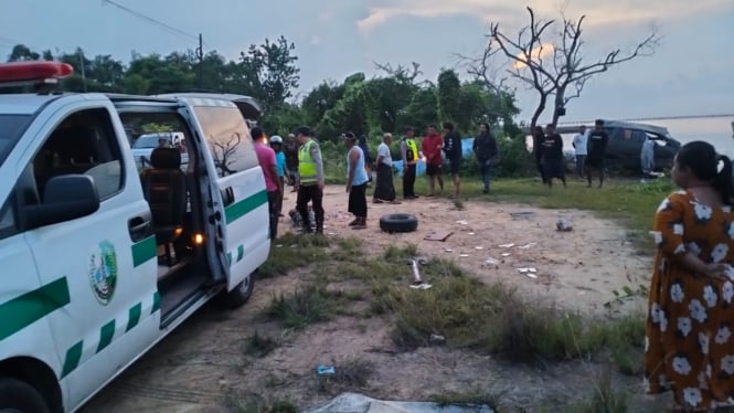 Evakuasi Anggota TNI AL meninggal dunia usai Menabrak batas Jalan Raya Sampang