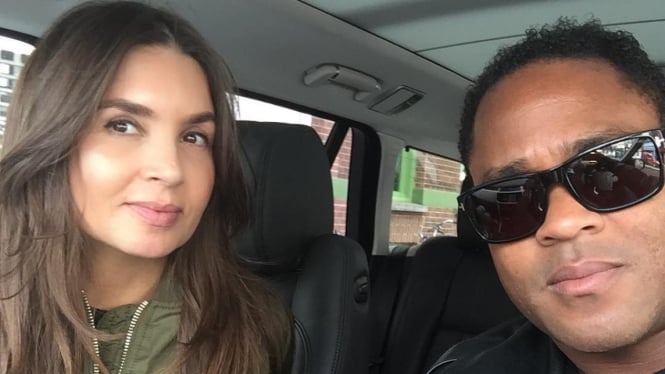 Patrick Kluivert bersama istri di dalam mobil