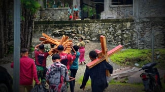 Aksi Mulia Pasukan Garuda Hijau TNI di Gereja Batas Negara, Romo Stevanus Terharu