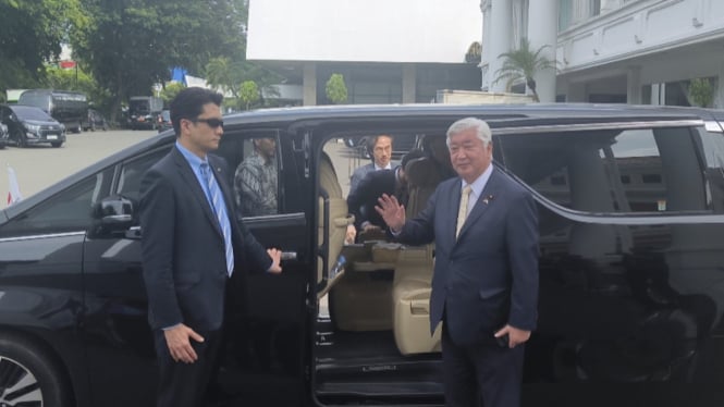 Menteri Pertahanan (Menhan) Jepang, Nakatani Gen (kanan) usai bertemu dengan Presiden RI Prabowo Subianto di Istana Negara, Jakarta Pusat, Selasa, 7 Januari 2025