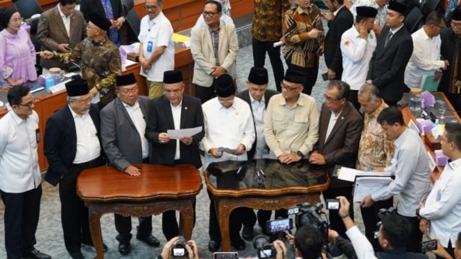 Komisi VIII DPR dan Menag Nasaruddin Umar umumkan biaya haji 2025.