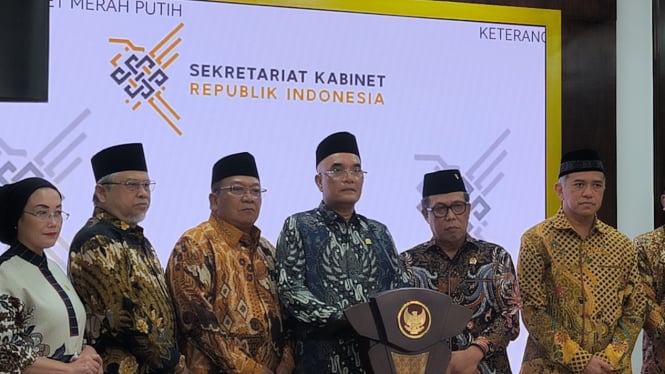 Ketua Komisi VIII DPR, Marwan Dasopang (tengah) bersama Panja Haji DPR dalam konferensi pers di Istana Negara, Jakarta Pusat, Selasa, 7 Januari 2025