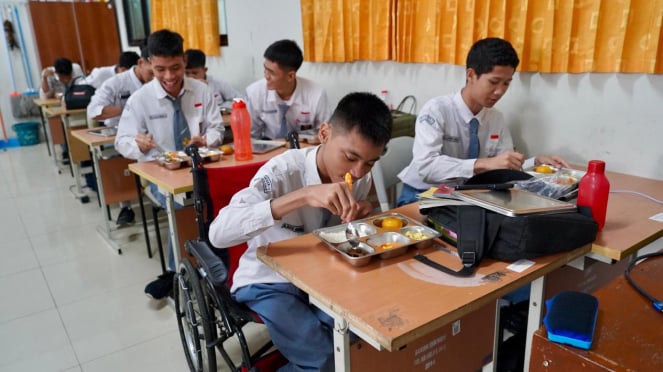 VIVA Militer: Para siswa menikmati Makan Bergizi Gratis Nasional