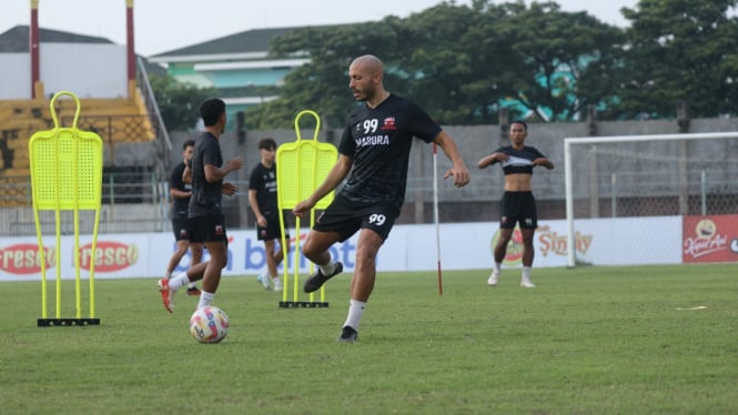 Youssef Ezzejjari bersama tim (Sumber: Media Officer Madura United)