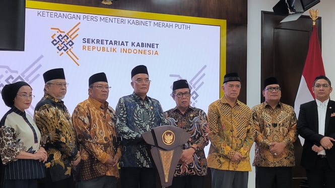 Ketua Komisi VIII DPR RI, Marwan Dasopang (tengah) usai melakukan pertemuan dengan Presiden RI Prabowo Subianto di Istana Negara, Jakarta Pusat, Selasa, 7 Januari 2025