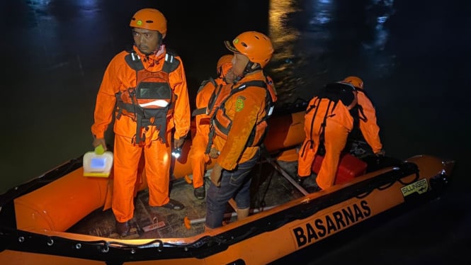 Basarnas saat melakukan pencarian dan evakuasi korban hanyut di Sungai Bederah, Kota Medan.(dok Basarnas Medan)