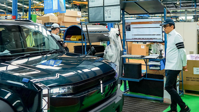 Wamenperin Faisol Riza melihat produksi mobil Chery J6