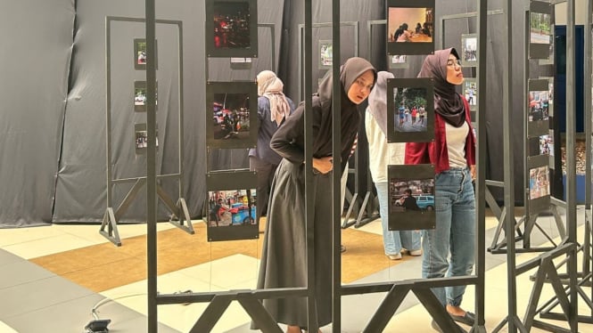 Sejumlah Mahasiswa Melihat Pameran Foto Ikom FISIP UMT