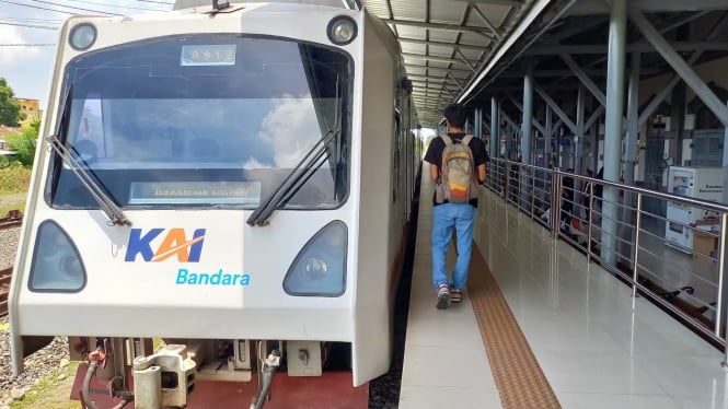 KAI Bandara di Stasiun Binjai, Sumatera Utara.(B.S.Putra/VIVA)