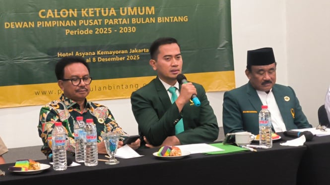 Keponakan Yusril Ihza Mahendra, Gugum Ridho Putra (tengah) mendeklarasikan diri maju sebagai calon ketua umum Partai Bulan Bintang (PBB) periode 2025-2030 di kawasan Jakarta Pusat, Rabu, 8 Januari 2025