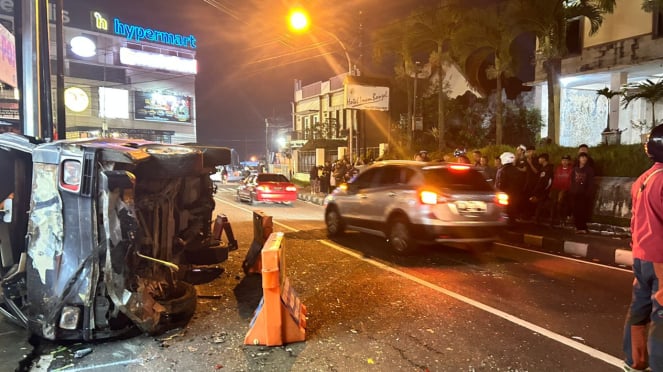 Lokasi kecelakaan maut bus dengan sejumlah kendaraan di Kota Batu.