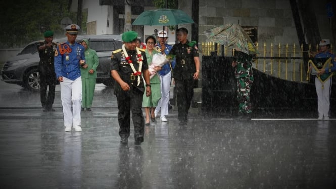 VIVA Militer: Arnold Aristoteles terjang hujan lebat di Akmil.