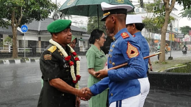 VIVA Militer: Arnold Aristoteles terjang hujan lebat di Akmil.