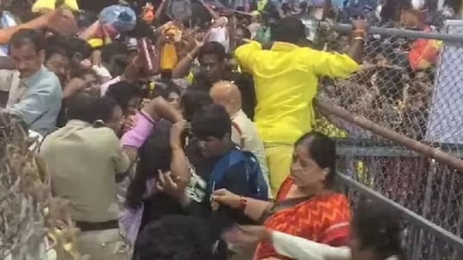 Aksi saling dorong di kuil Sri Venkateswara Swamy, Tirupati, India