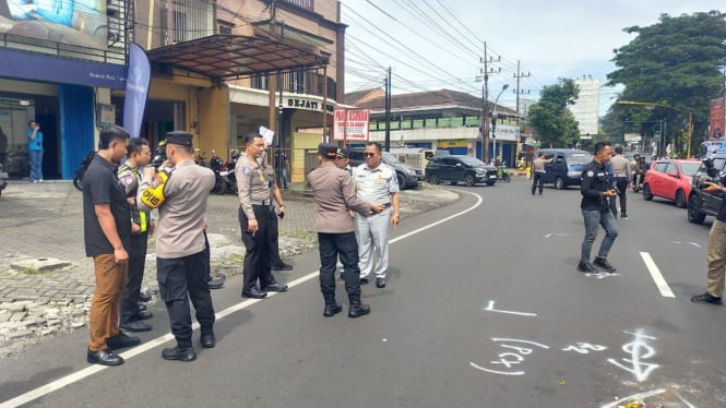 Dirlantas Polda Jatim Kombes Pol Komarudin saat memimpin olah TKP