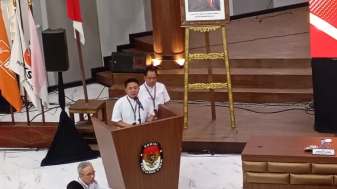 Pasangan Gubernur dan Wakil Gubernur terpilih, Herman Deru - Cik Ujang, saat menyampaikan kata sambutan pada Rapat Pleno Terbuka di KPU Sumatera Selatan.