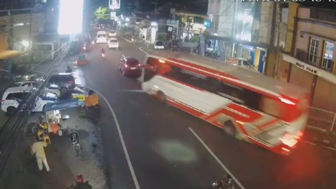 Bus rombongan kunjungan Industri SMK TI Bali Global yang mengalami kecelakaan di Kota Batu - Foto: Tangkapan Layar media sosial