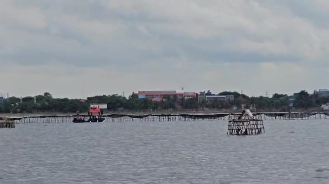 Pihak KKP tiba dan pasang tanda merah di lokasi pagar bambu misterius di laut Kabupaten Tangerang 