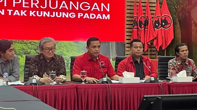 Ketua DPP PDIP, Ronny Talapessy (Tengah)