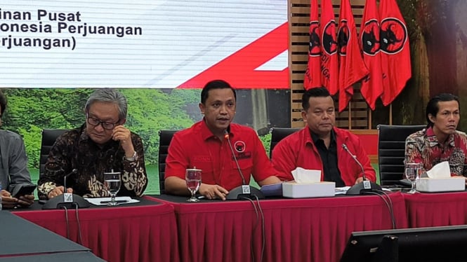 Ketua DPP PDIP, Ronny Talapessy (Tengah) saat Konferensi Pers Terkait Penetapan Tersangka Sekjen PDIP, Hasto Kristiyanto di DPP PDIP