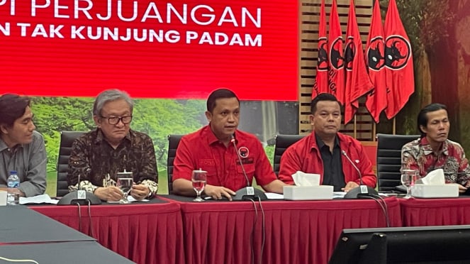 Ketua DPP PDIP, Ronny Talapessy (Tengah) saat Konferensi Pers Terkait Penetapan Tersangka Sekjen PDIP, Hasto Kristiyanto di DPP PDIP