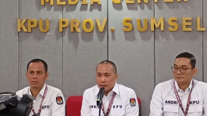 Ketua KPU Sumsel, Andika Pranata Jaya, saat melakukan konferensi pers di KPU Sumsel.